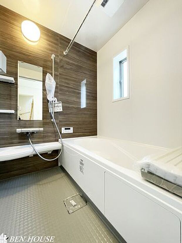 浴室（同仕様参考写真）・脚を伸ばしてくつろげる1坪サイズの浴室でバスタイムを快適に過ごすことができます。