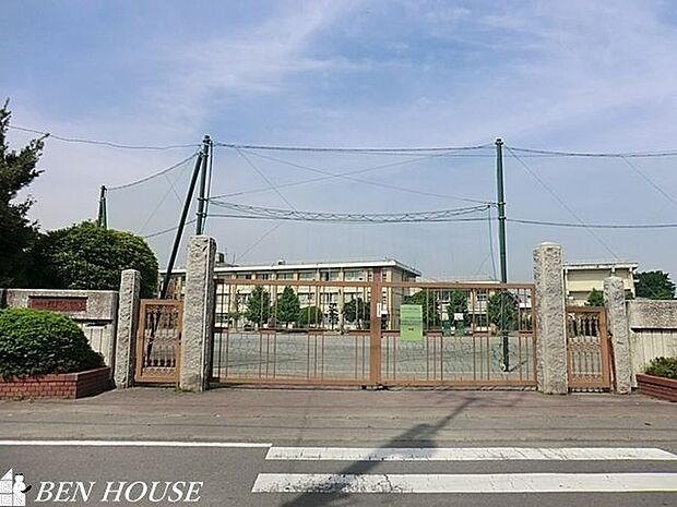 川崎市立登戸小学校 徒歩7分。教育施設が近くに整った、子育て世帯も安心の住環境です。 500m