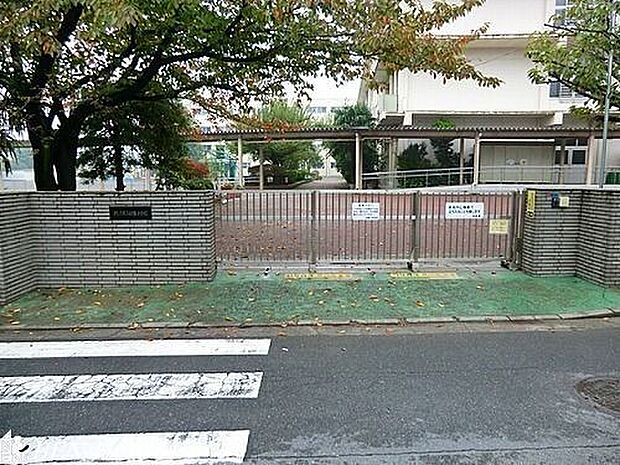 横浜市立白幡小学校 徒歩4分。教育施設が近くに整った、子育て世帯も安心の住環境です。 320m