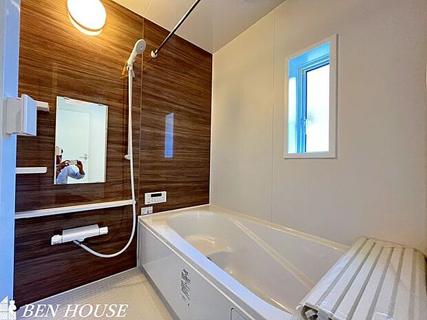 浴室・ゆったりとしたタイプの浴室には窓が設けてあり、換気も良好です。