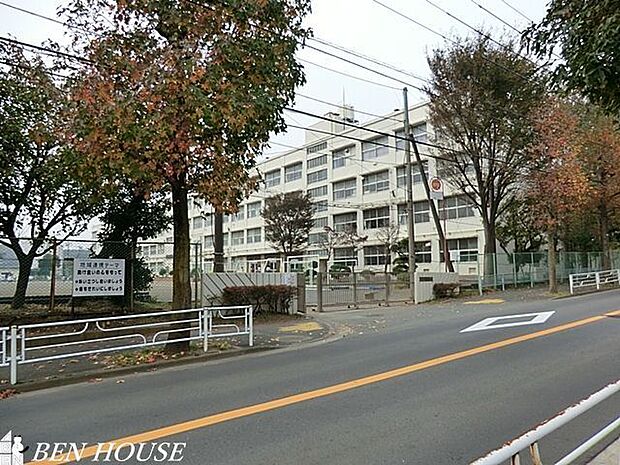 横浜市立上白根中学校 徒歩4分。部活動帰りの帰宅も安心の距離です！ 300m