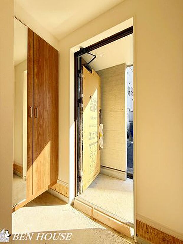 玄関・シューズボックスは家族の靴だけでなく、掃除道具や傘もスッキリと収納。