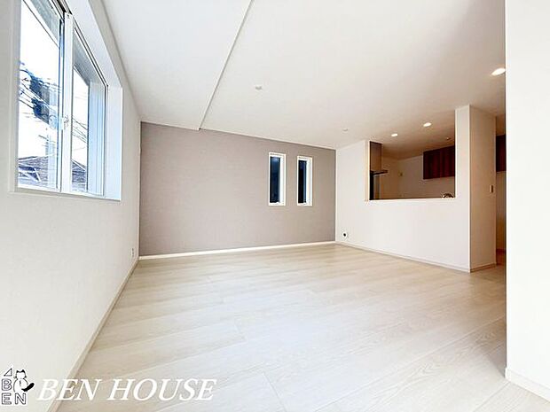 リビング・大きな窓で陽当たり良好、家族の時間ものびのび過ごせるLDKになっています。