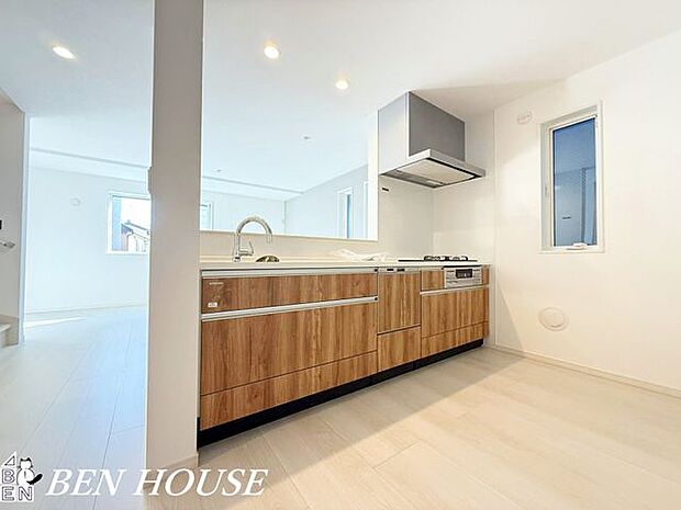 キッチン・キッチンはコミュニケーションがスムーズに取れる対面式。お料理をしながらご家族との会話も弾みそうです。