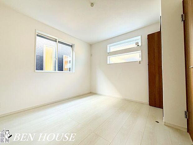 寝室・大きな窓のある寝室は太陽の光で起床出来るのですっきり朝を迎えられそうです