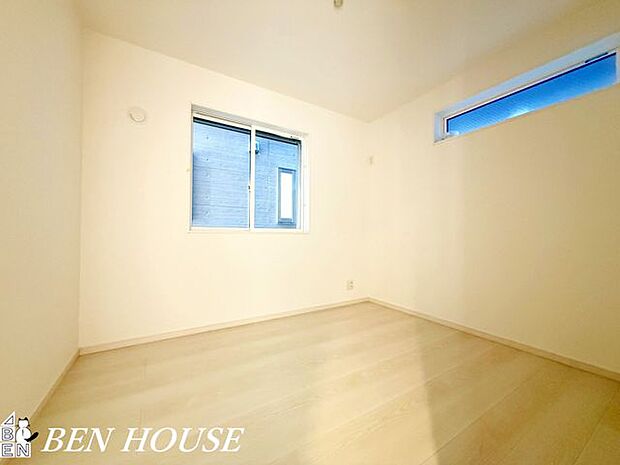 洋室・白を基調とした飽きがこないシンプルなデザインのためリラックスしてお過ごしいただけます。