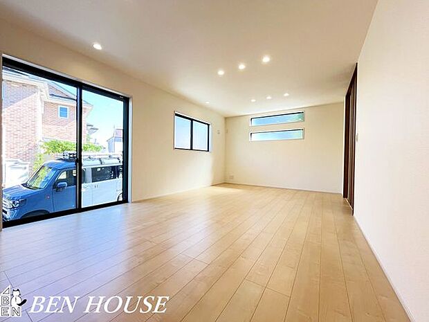 リビング・テレビやソファを置いても余裕のあるリビングは家族が集まってコミュニケーションもとりやすいです。