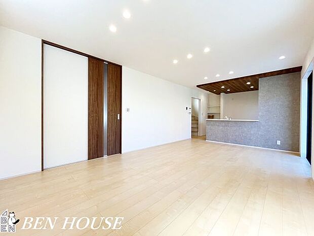 リビング・家事動線の優れたリビング。家族の様子を見守りながら家事も出来そうです。