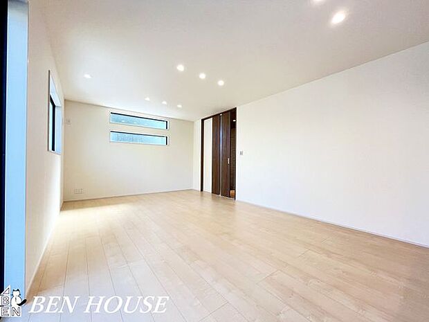 リビング・日々の会話を楽しみ、ゆったりとした時間を過ごす場所。家族の日常を彩る大切な空間です。