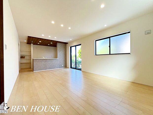 リビング・大きな窓で陽当たり良好、家族の時間ものびのび過ごせるＬＤＫになっています。