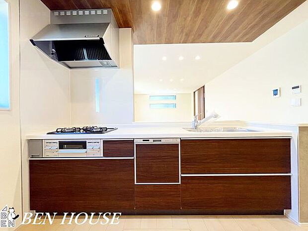 キッチン・キッチンはコミュニケーションがスムーズに取れる対面式。お料理をしながらご家族との会話も弾みそうです。