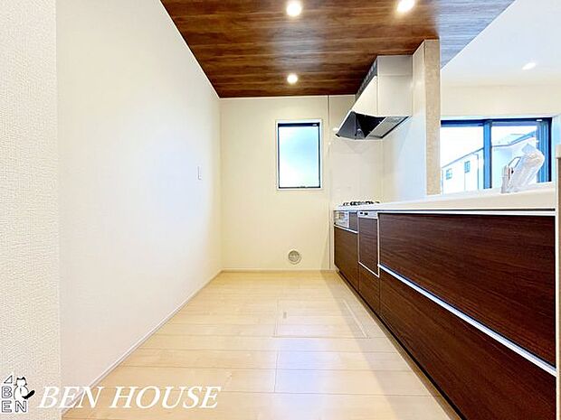 キッチン・明るく開放的な対面式キッチンはオープンな空間だからお料理をしながらでも家族との会話が楽しめます。