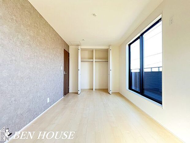 寝室・主寝室です。窓が大きく明るい広々とした主寝室のため、ご家族でゆっくりお休みになれますね。