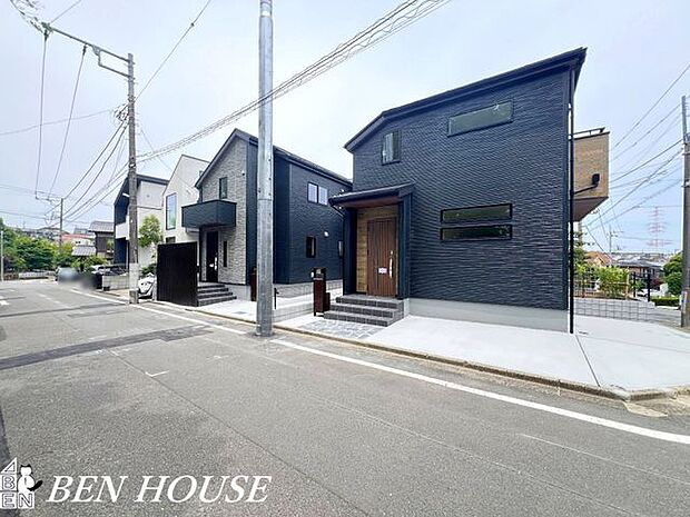 外観・周辺にはコンビニやスーパーがいくつもあるので、日々のお買い物には困りません。