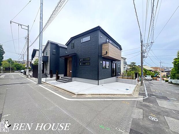 前面道路含む外観・見通しの良い前面道路でお車の駐車も楽々です！