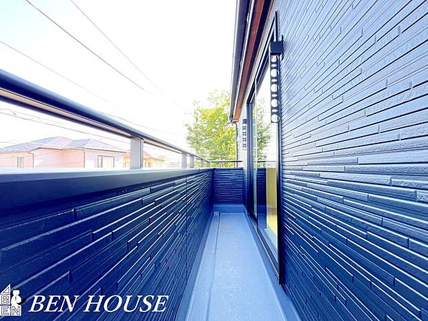 バルコニー・バルコニーにはたっぷりの陽光が降り注ぎ、家族のお洗濯物が心地よい太陽のぬくもりと風に包まれます。