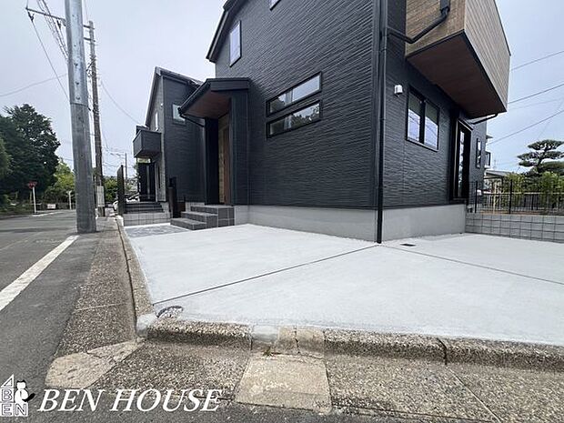 駐車場・お車ご利用の際に嬉しいカースペース付き。お掃除もしやすくいつでもキレイに利用できます！