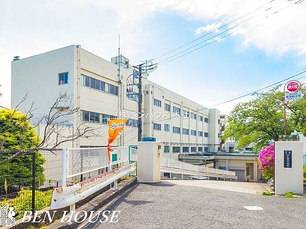 横浜市立下永谷小学校 徒歩3分。教育施設が近くに整った、子育て世帯も安心の住環境です。 220m