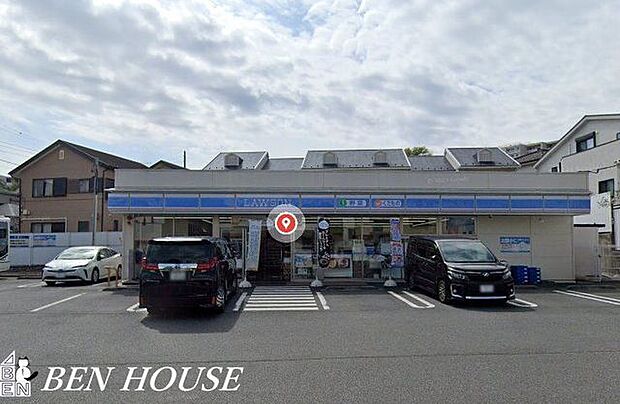 ローソン横浜別所四丁目店 徒歩8分。時間がない時にさっと寄れて便利なコンビニ。 630m