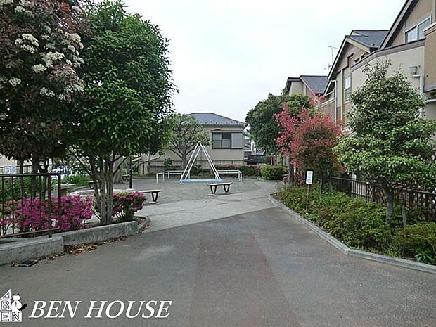 渡戸第二公園 徒歩5分。四季の移ろいを感じる緑豊かな住環境です。 390m