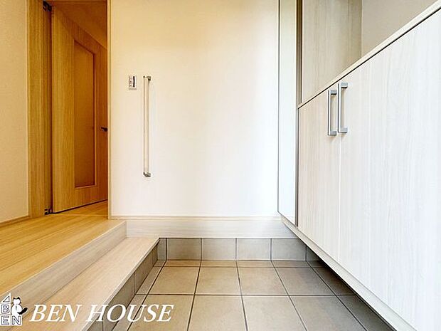 玄関・収納もあり、玄関周りをすっきりできます。お掃除道具や雨具の収納にも活用できそうです。