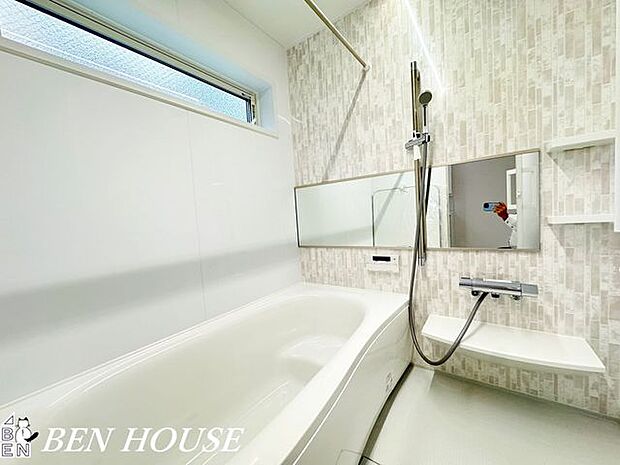 浴室・一日の疲れを癒す広々としたお風呂。脚を伸ばしてゆったりと入浴してリラックスタイムを満喫できるバスルームです。