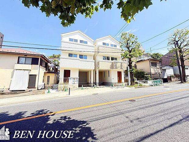 前面道路含む外観・ゆとりある前面道路に面した開放感溢れるお住まいです。見通しの良い前面道路でお車の駐車もしやすいです。