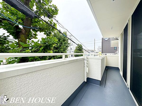 バルコニー・バルコニーからの景色は高い建物がなく開放感があります。陽当りも望めるので室内が明るく暖かな空間になりそうです。