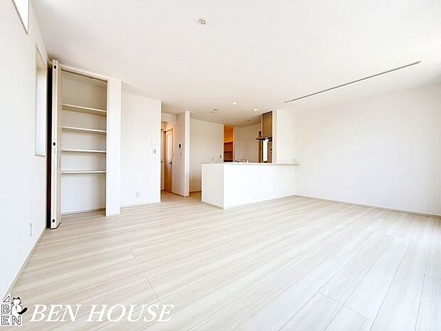 リビング・採光の良いLDKで晴れた日は室内も明るいです。風通しも良いので換気もこまめにでき一年中快適に生活ができます！