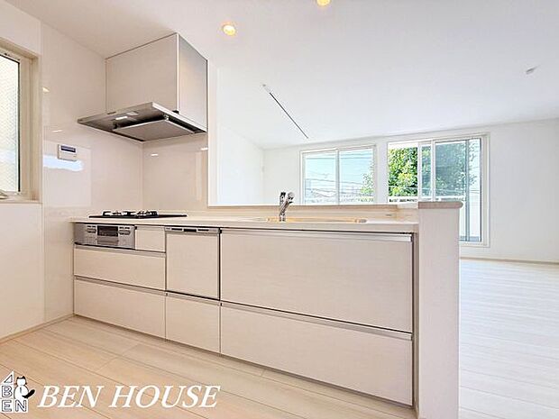 キッチン・キッチンは人気の対面式です。リビングにいるご家族の様子を見ながらお料理ができるのも嬉しいポイント。