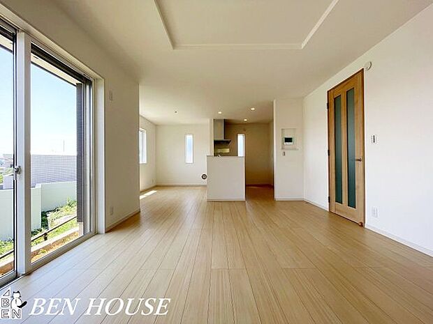 リビング・採光の良いLDKで晴れた日は室内も明るいです。風通しも良いので換気もこまめにでき一年中快適に生活ができます！