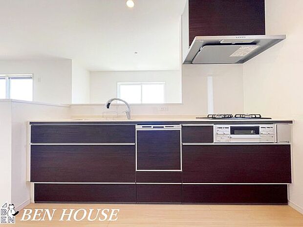 キッチン・お子様と並んで料理をしても余裕の広さのキッチン。お手伝いが楽しくなり、料理の幅も広がりそうです。