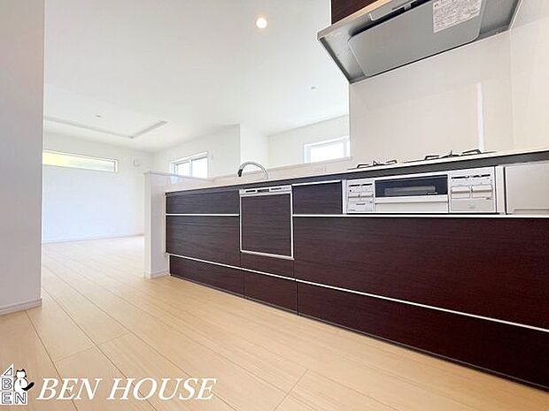 キッチン・ご家族みんなで調理ができる位のスペースを確保した、ゆとりある広さのキッチン空間です。食事中だけでなく、料理中も家族の会話が弾みます。