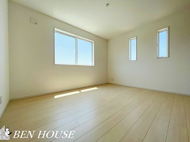 寝室・主寝室です。窓が大きく明るい広々とした主寝室のため、ご家族でゆっくりお休みになれますね。