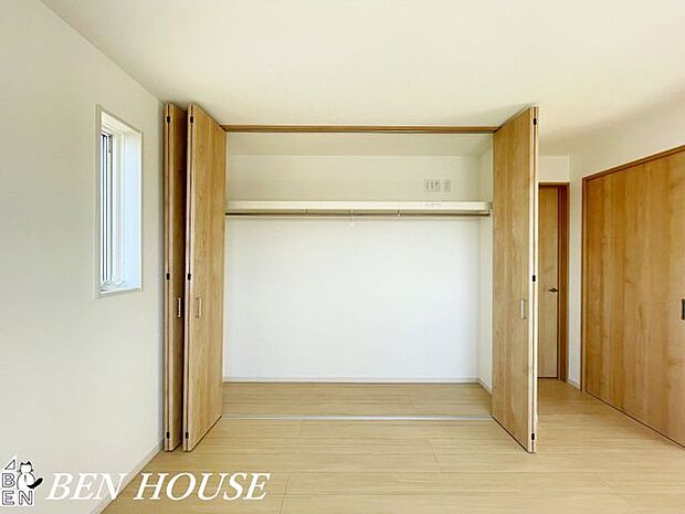クローゼット・収納家具を置かずに衣類を収納できるのでお好みのインテリアを楽しみやすい空間です。