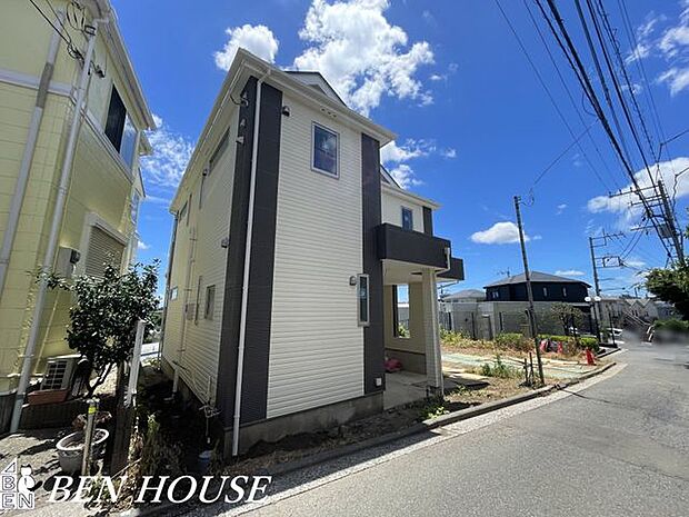 外観・周辺にはコンビニやスーパーがいくつもあるので、日々のお買い物には困りません。