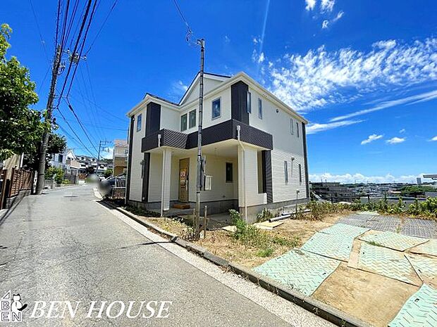 外観・閑静な街並みに位置する新築住宅。落ち着いた雰囲気の街並みです。