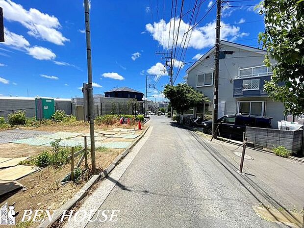 前面道路含む外観・ゆとりある前面道路に面した開放感溢れるお住まいです！