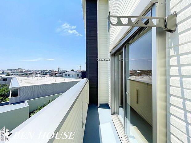 バルコニー・バルコニーからの景色は高い建物がなく開放感があります。陽当りも望めるので室内が明るく暖かな空間になりそうです。