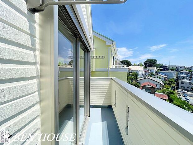 バルコニー・朝の澄んだ空気や、夕方に吹く清々しい風も楽しめるバルコニー。広さも確保されています。