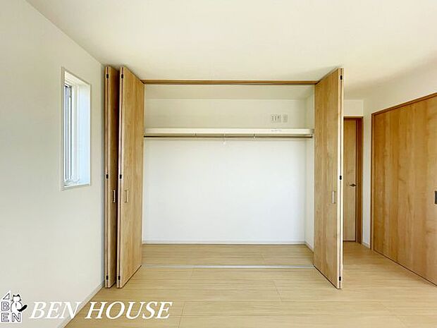 クローゼット・収納家具を置かずに衣類を収納できるのでお好みのインテリアを楽しみやすい空間です。