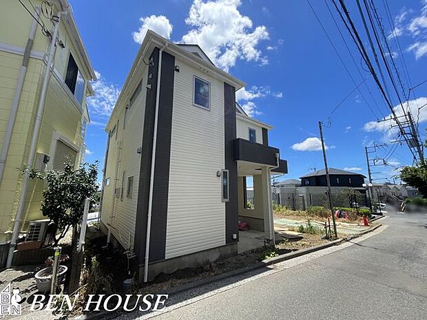 外観・周辺にはコンビニやスーパーがいくつもあるので、日々のお買い物には困りません。