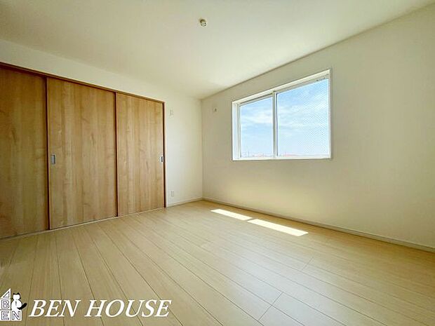 洋室・やさしい光が射し込んでいて、好みの空間で読書や音楽を楽しむ一人の時間も充実したものにできます。