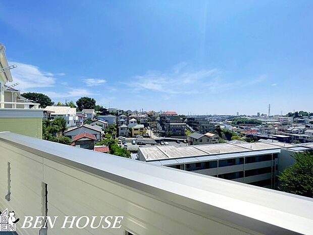 眺望・気持ちのいい空が見渡せる広いバルコニー。晴れた日には爽やかな風を感じそうです。