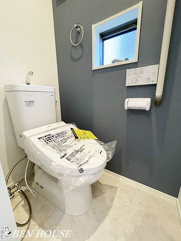 トイレ(同仕様写真)・温水洗浄付きトイレを各階に設置。朝の忙しい時間帯もスムーズに準備ができます。