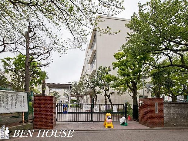 横浜市立原小学校 徒歩6分。教育施設が近くに整った、子育て世帯も安心の住環境です。 460m
