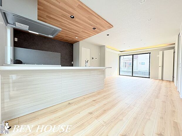 リビング・陽光たっぷりの明るくゆったりとしたLDK。風通しも良く気持ちよくお料理が出来そうです。