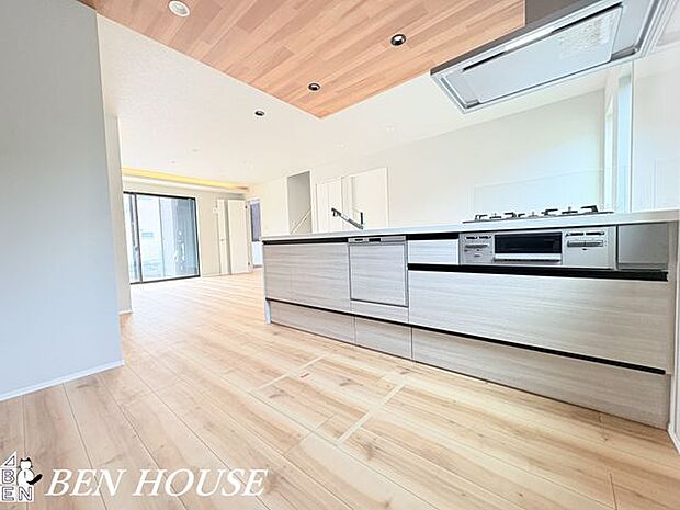 キッチン・明るく開放的な対面式キッチンはオープンな空間だからお料理をしながらでも家族との会話が楽しめます。