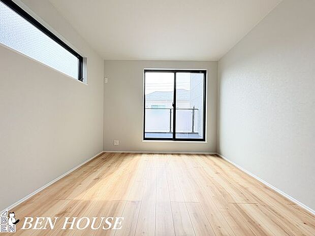 寝室・主寝室です。窓が大きく明るい広々とした主寝室のため、ご家族でゆっくりお休みになれますね。