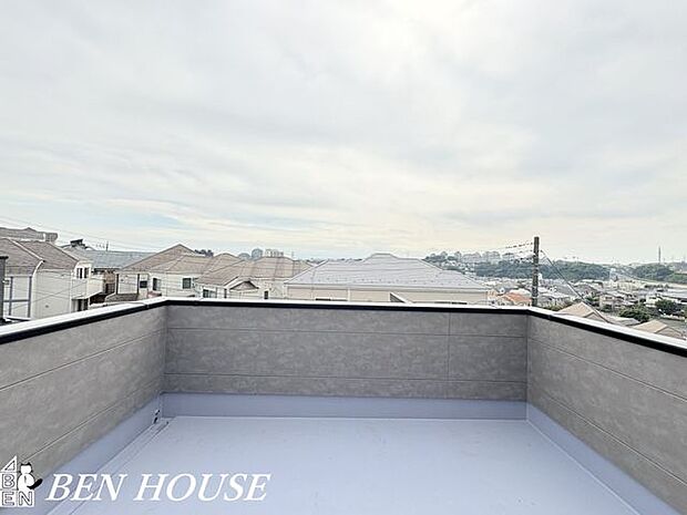 バルコニー・バルコニーにはたっぷりの陽光が降り注ぎ、家族のお洗濯物が心地よい太陽のぬくもりと風に包まれます。